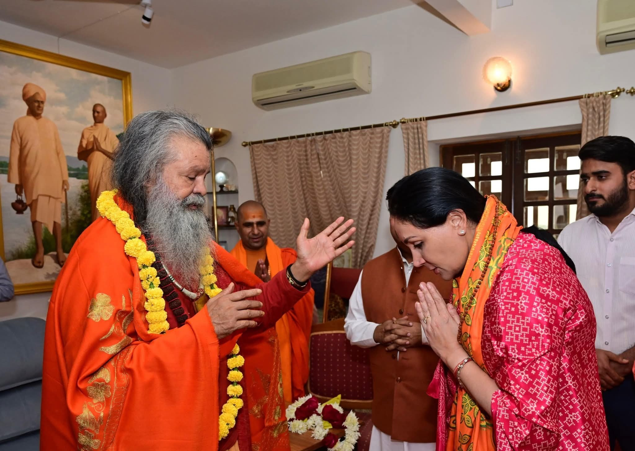 Shrimati Diya Kumariji visited Vishwaguruji in OM Ashram