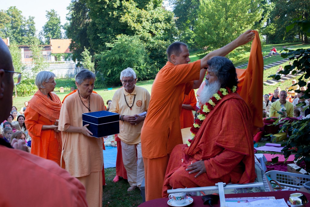 Vishwaguruji's 70th anniversary with bhaktas in Europe