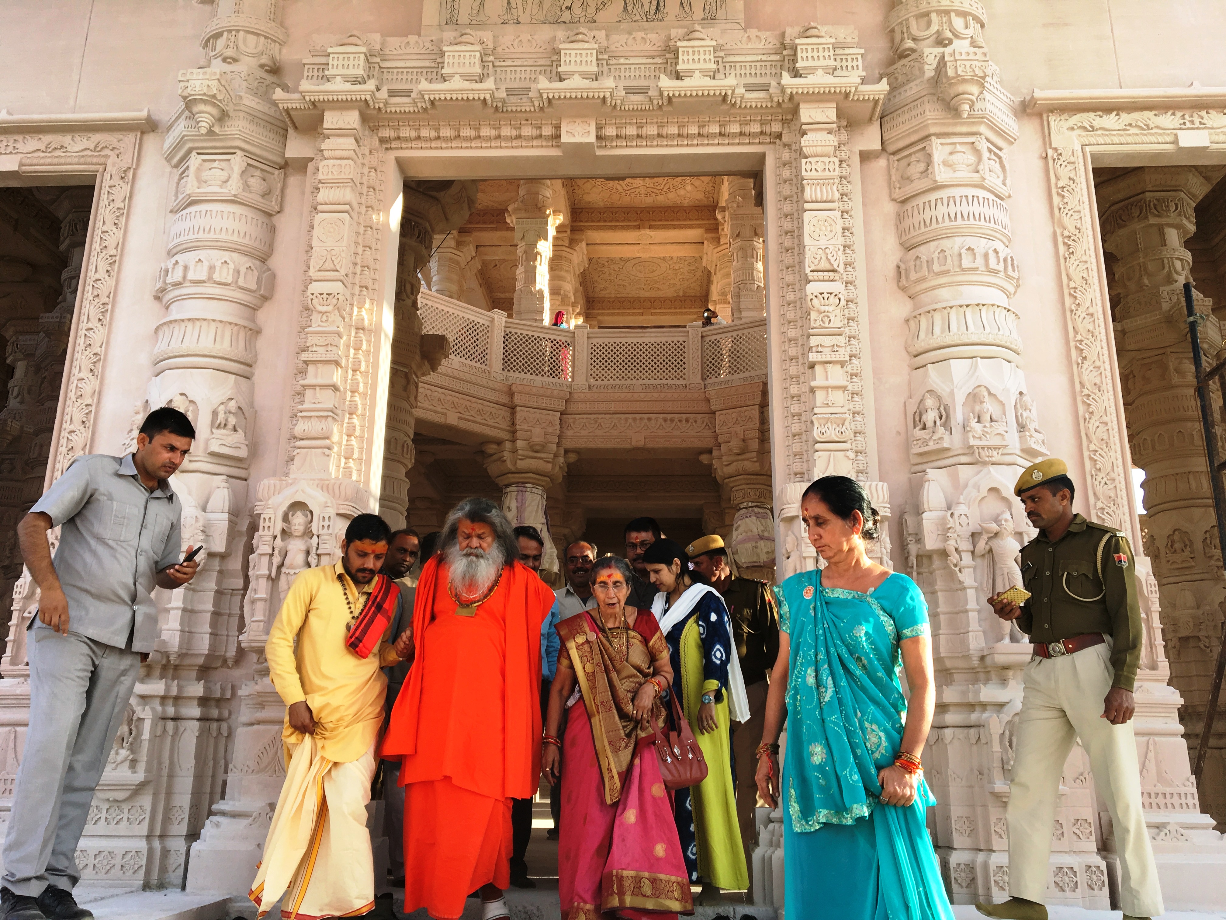 Yashoda Bahin visits Vishwaguruji at Om Ashram in Jadan, Rajasthan
