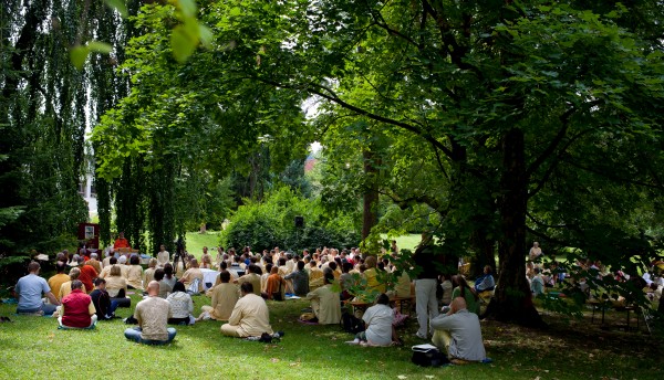 H.H.Swami Maheshwarananda leads the satsang in the Park 