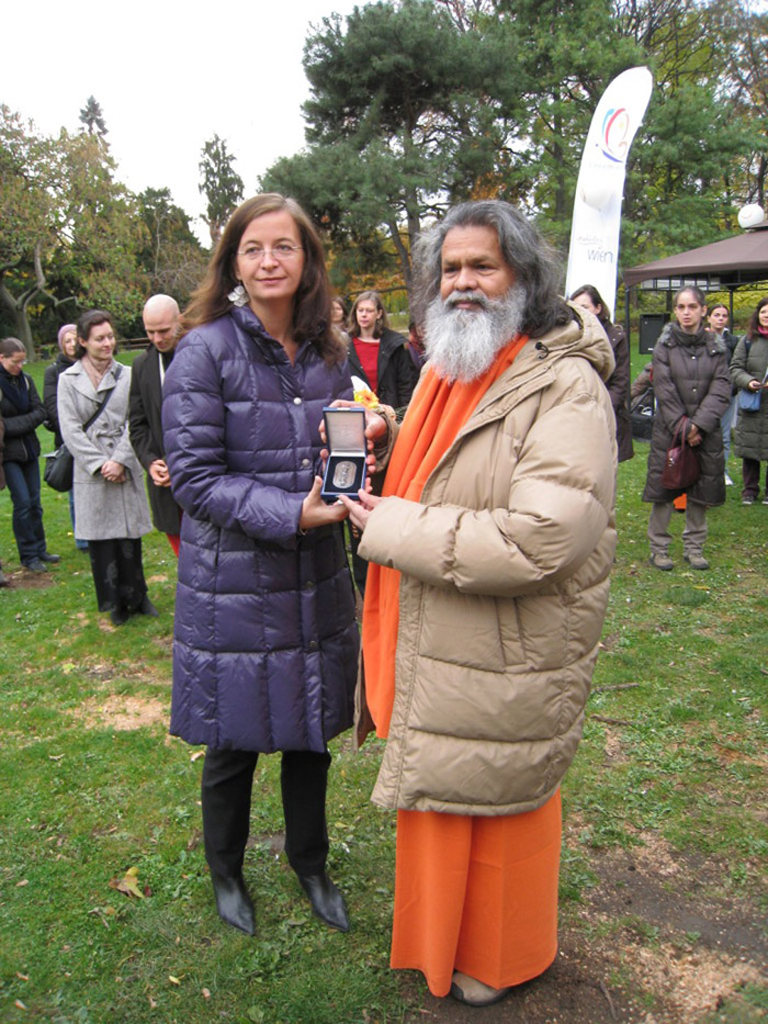 H.H. Paramhans Swami Maheshwarananda awarded medal of the city Vienna